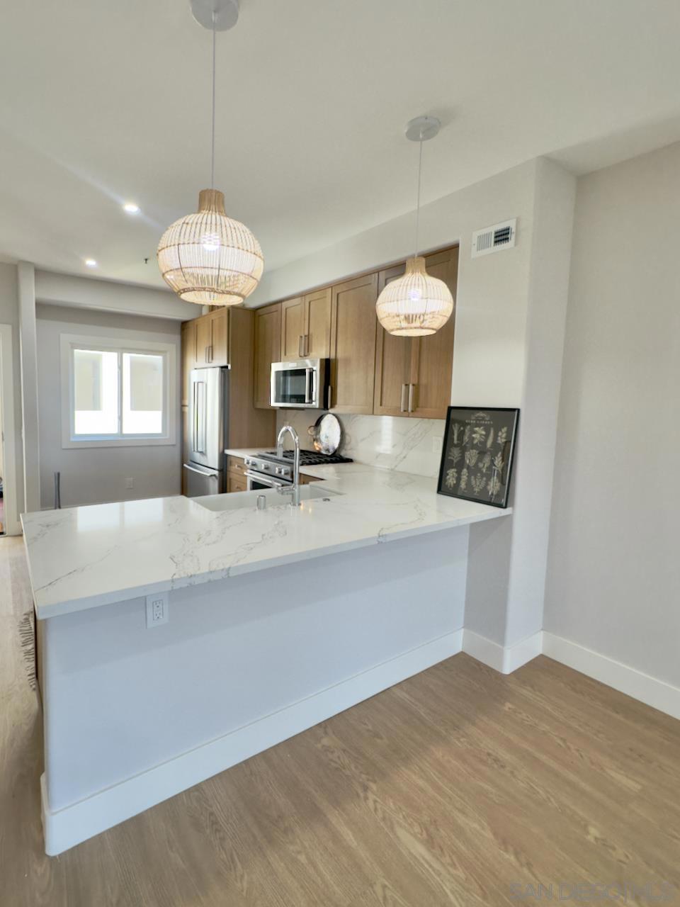 200 Pacific Coast Hwy 323 323