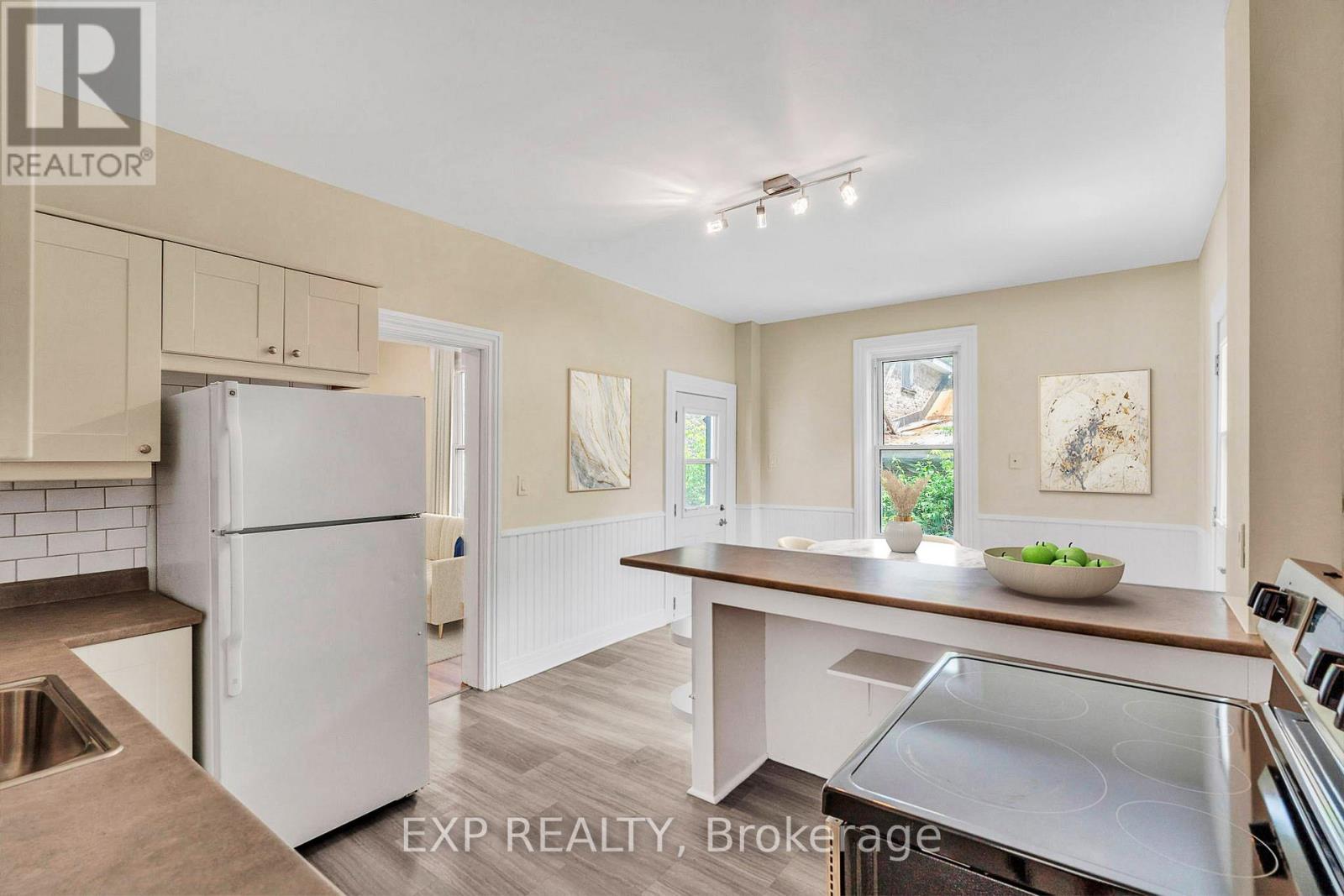 14-16 CLOTHIER STREET W