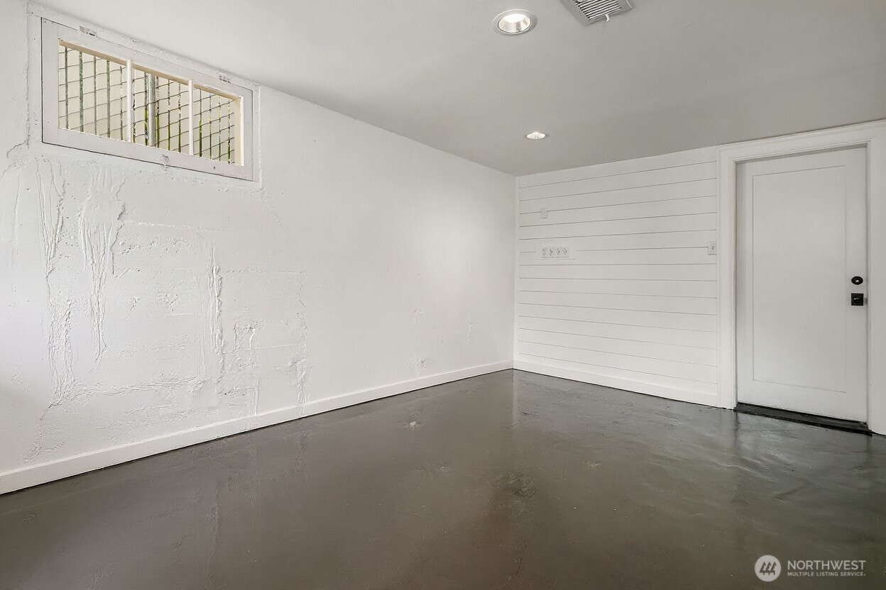 2400 E Louisa Street