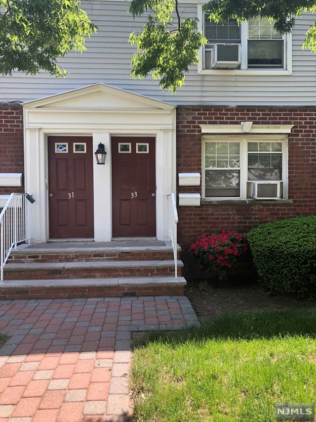 33-B Hastings Avenue B