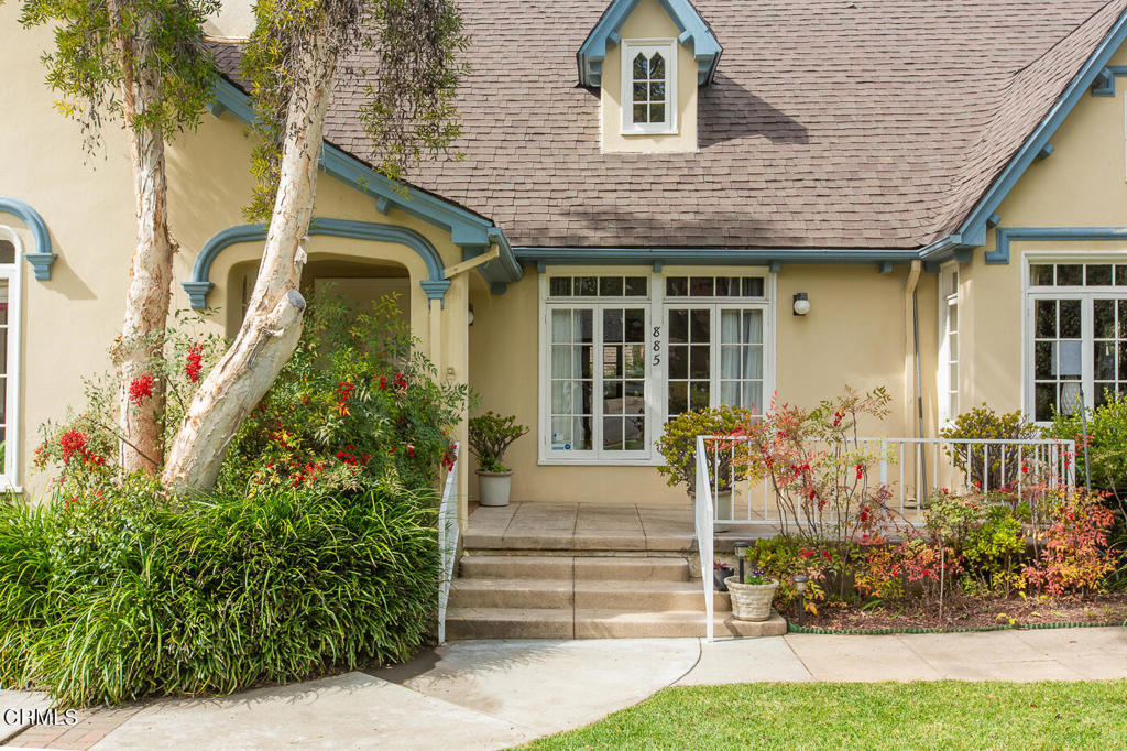 885 N Holliston Avenue