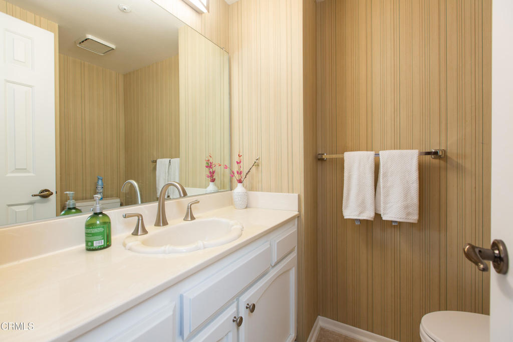 2249 Montrose Avenue 10