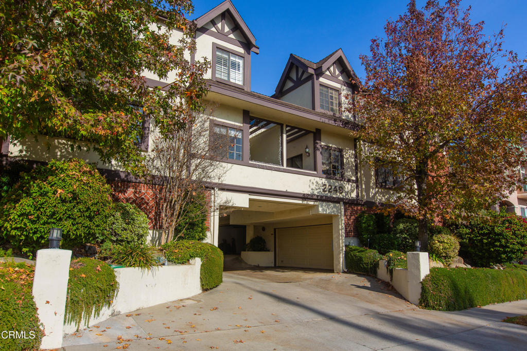 2249 Montrose Avenue 10