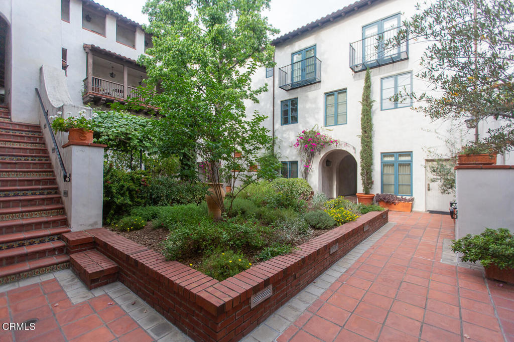 700 E Union Street 302