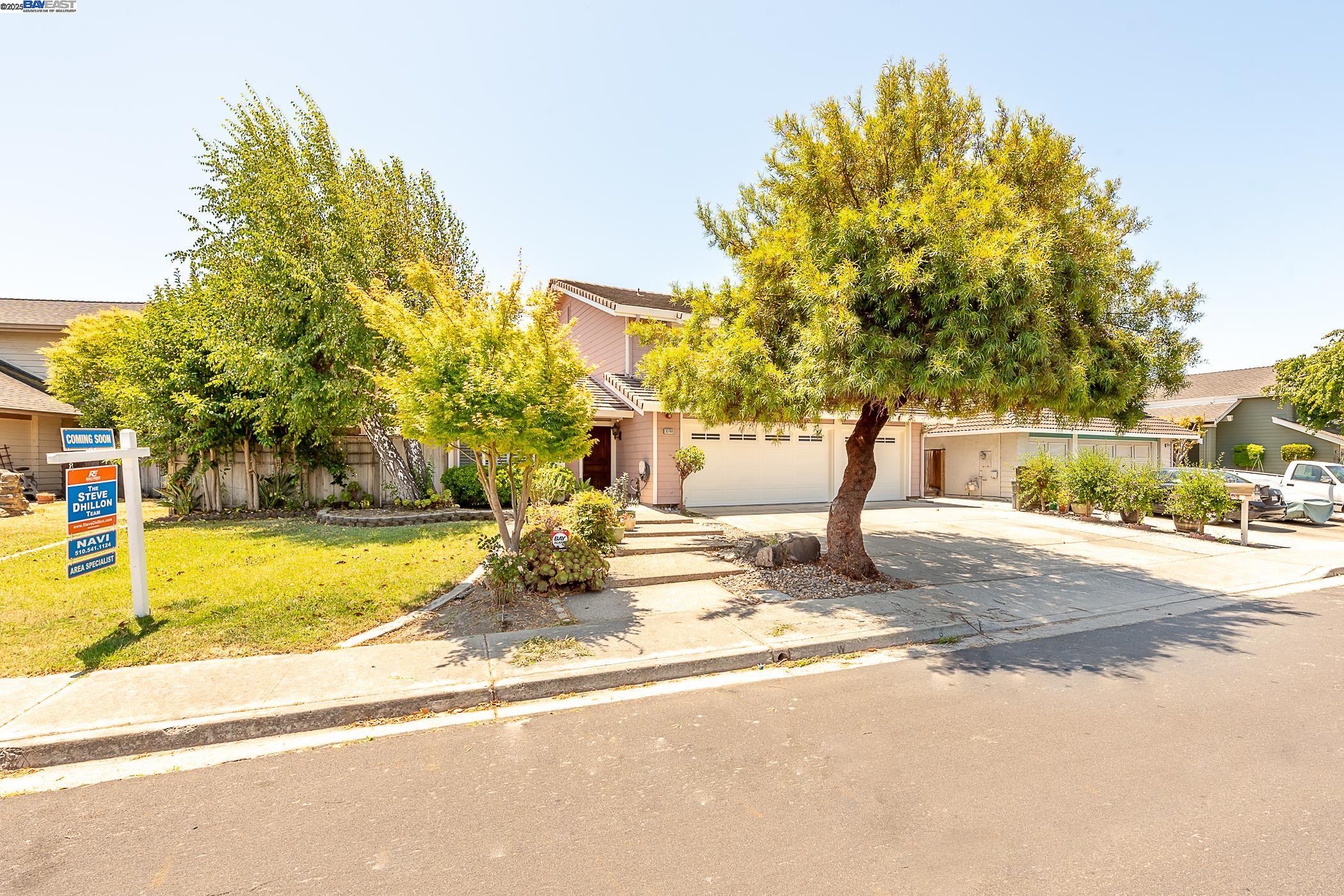 Custom Ponderosa home with  3 car garage - Pioneer Elementary School!