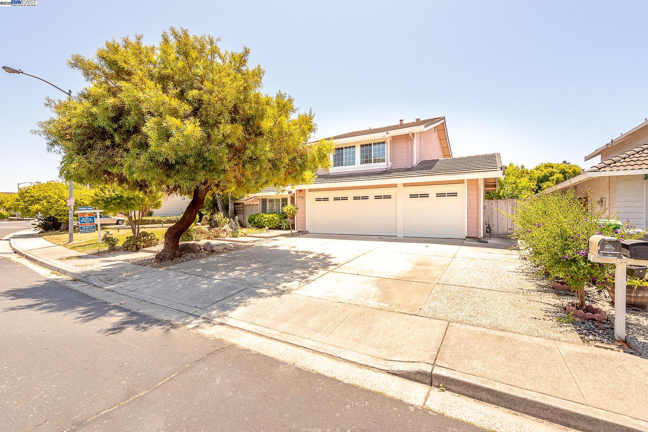 Custom Ponderosa home with  3 car garage - Pioneer Elementary School!