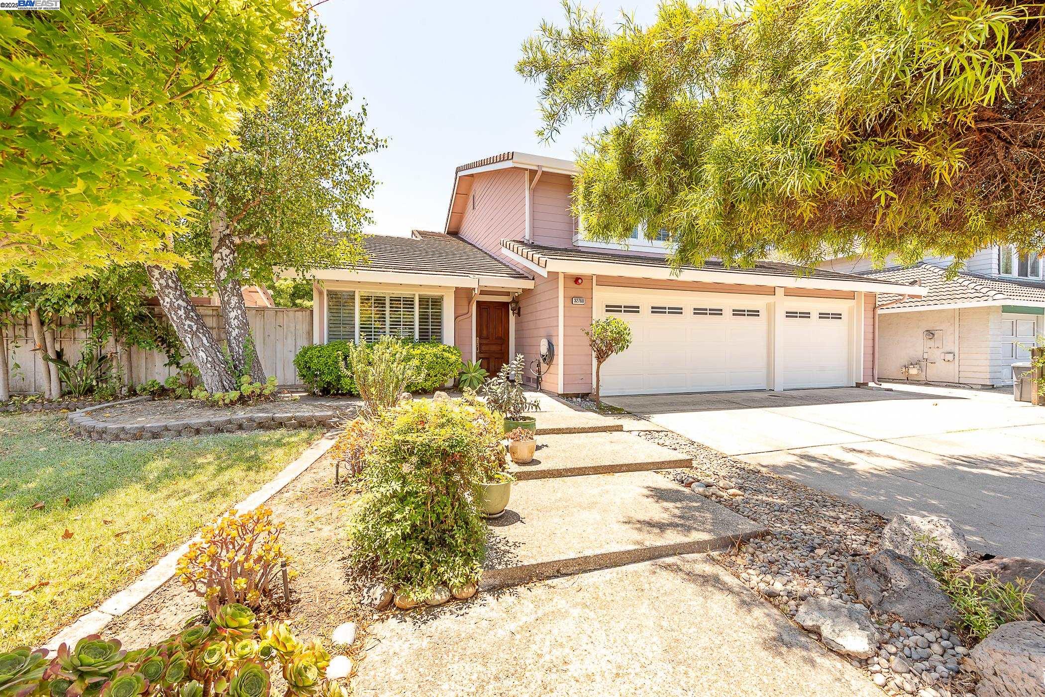 Custom Ponderosa home with  3 car garage - Pioneer Elementary School!