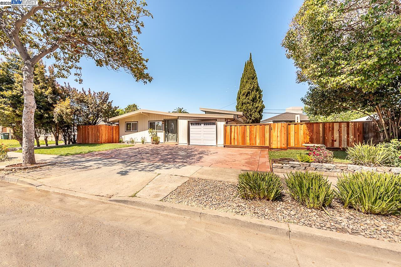 697 Lakewood Dr