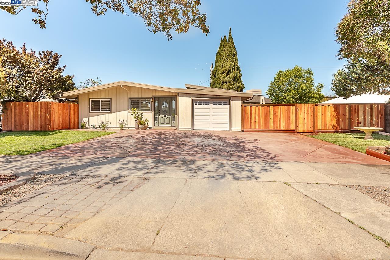 697 Lakewood Dr