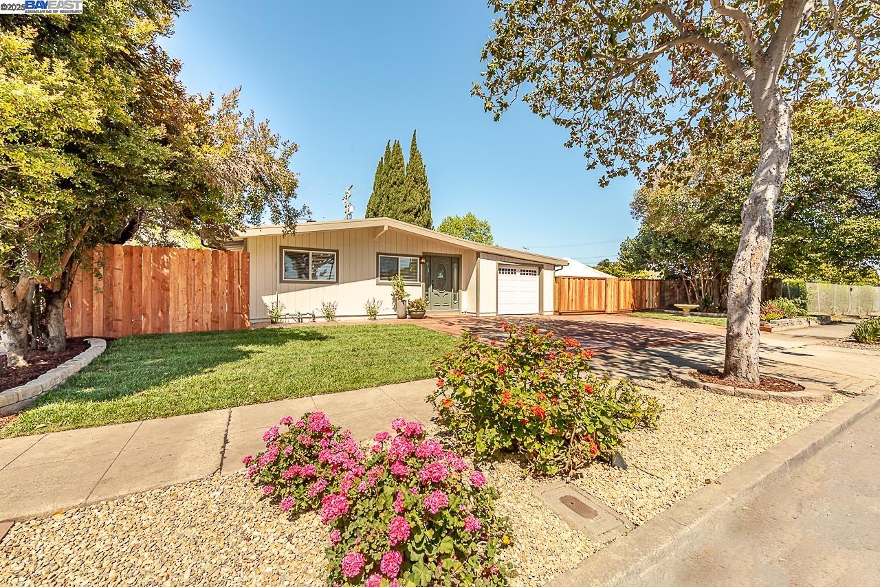 697 Lakewood Dr