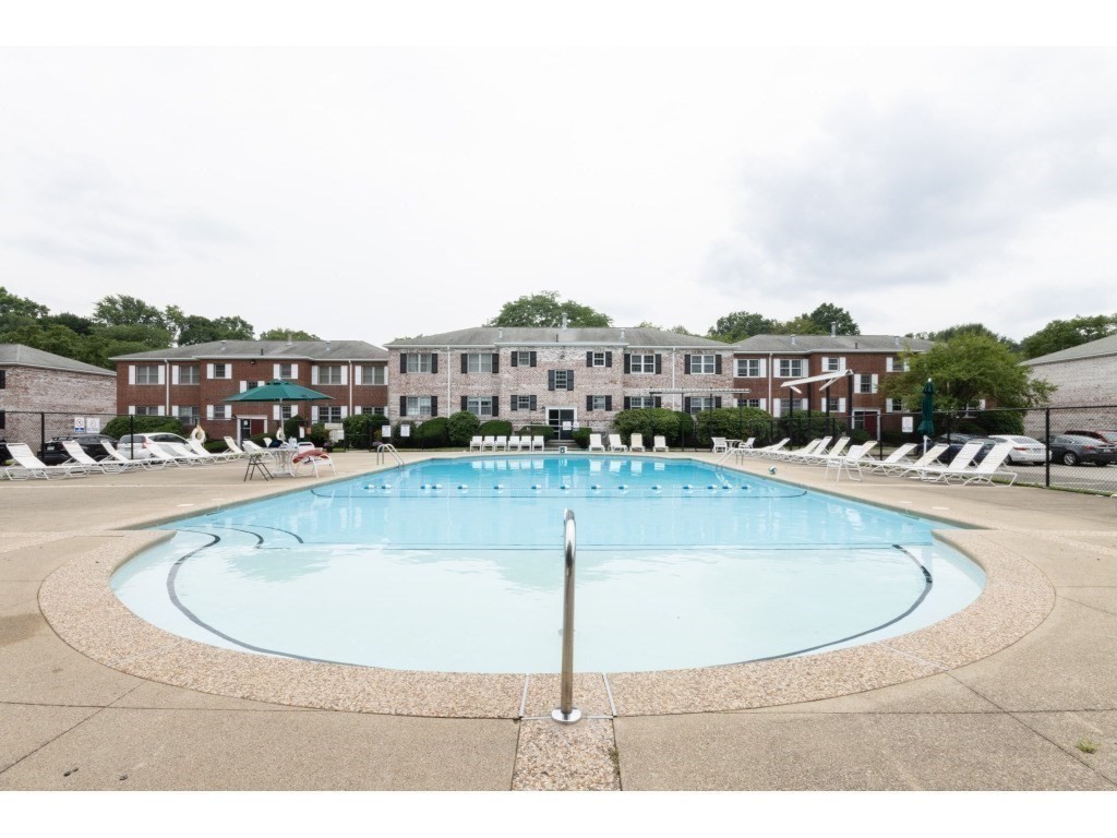 141 Lake Shore Rd # 1