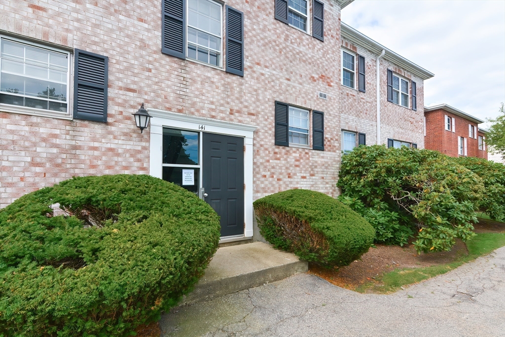 141 Lake Shore Rd # 1
