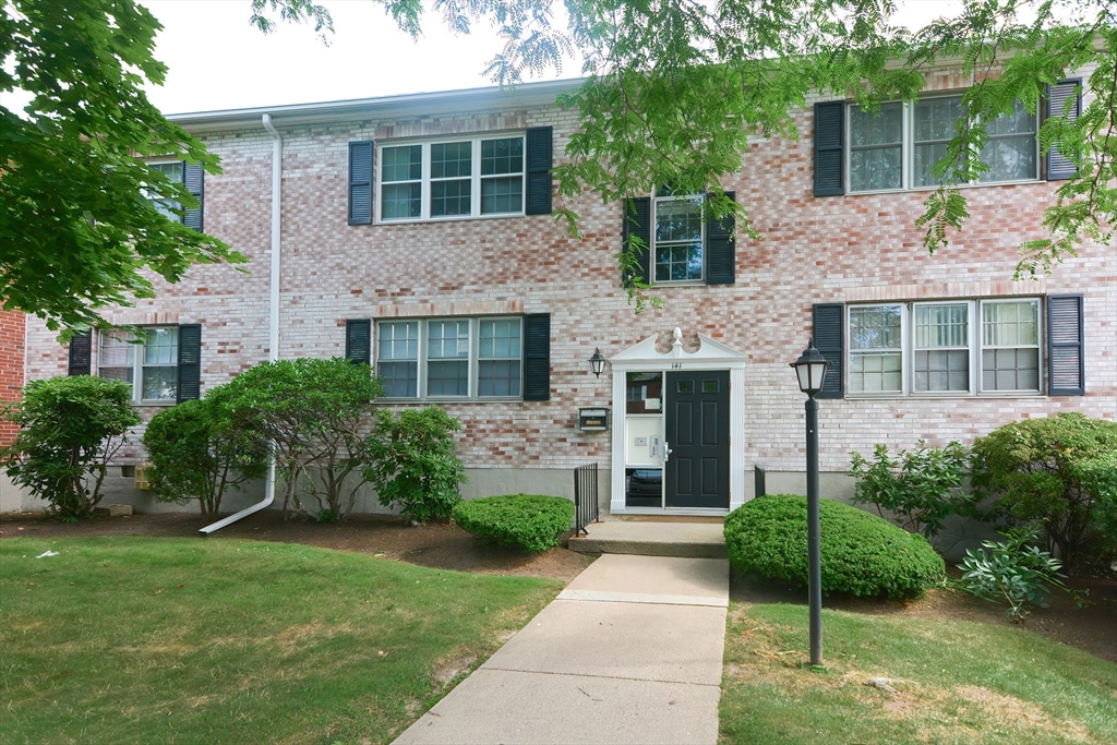 141 Lake Shore Rd # 1