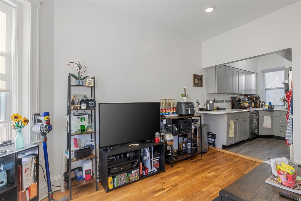 1568 Commonwealth Ave # 4