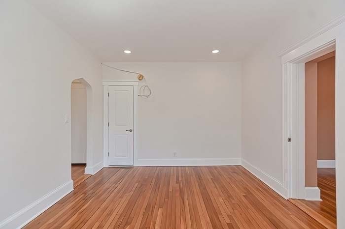 70 Strathmore St # 9b