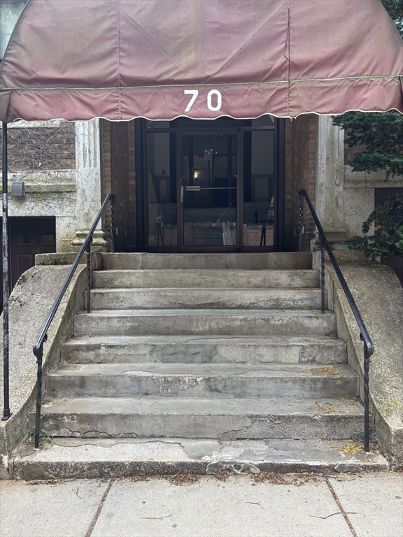 70 Strathmore St # 9b