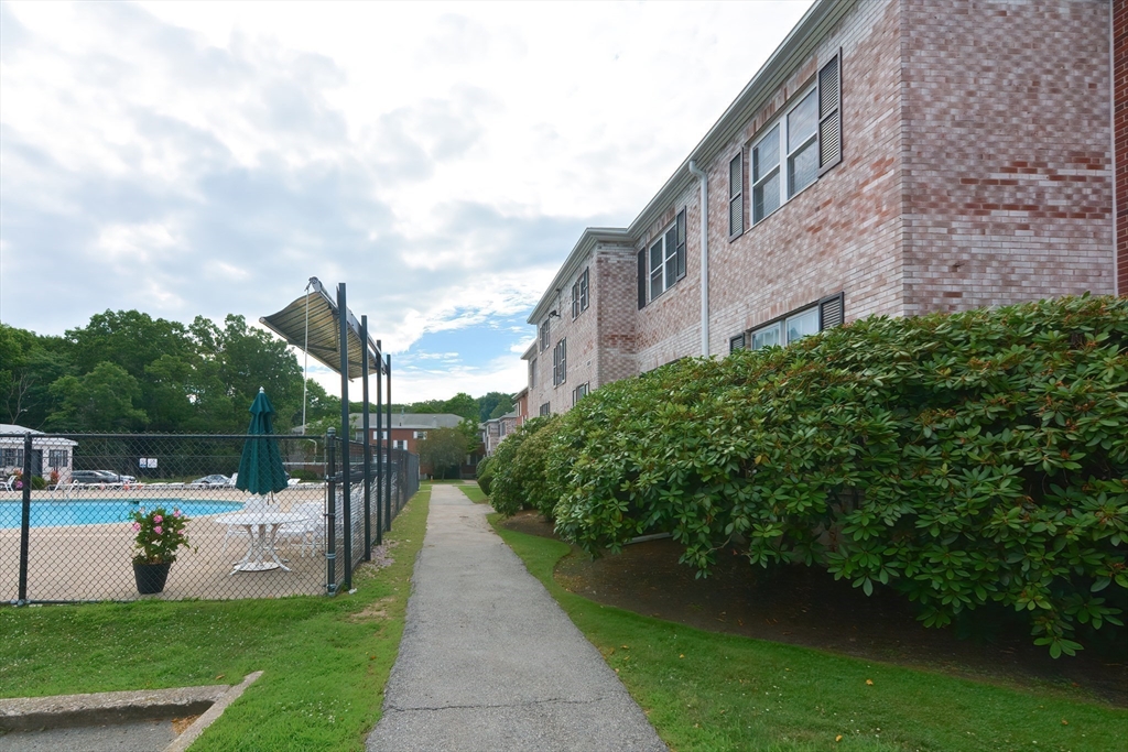 141 Lake Shore Rd # 1