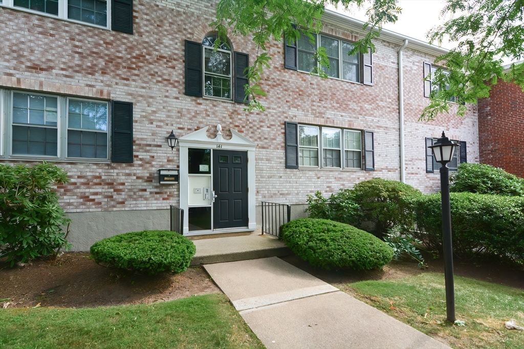 141 Lake Shore Rd # 1