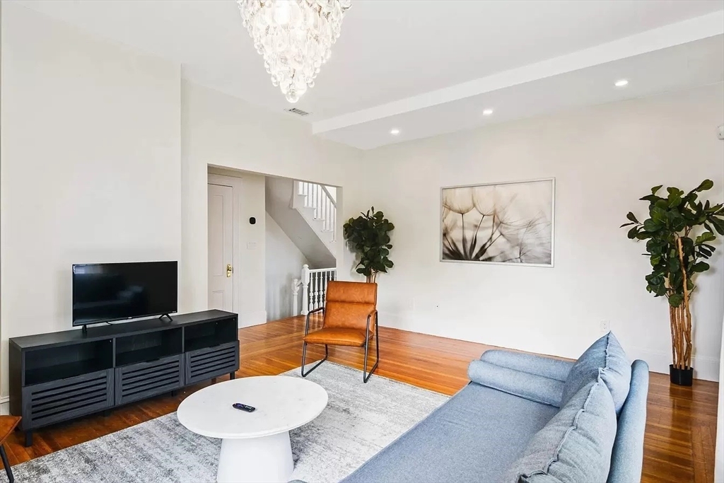 12 Victoria St # 2