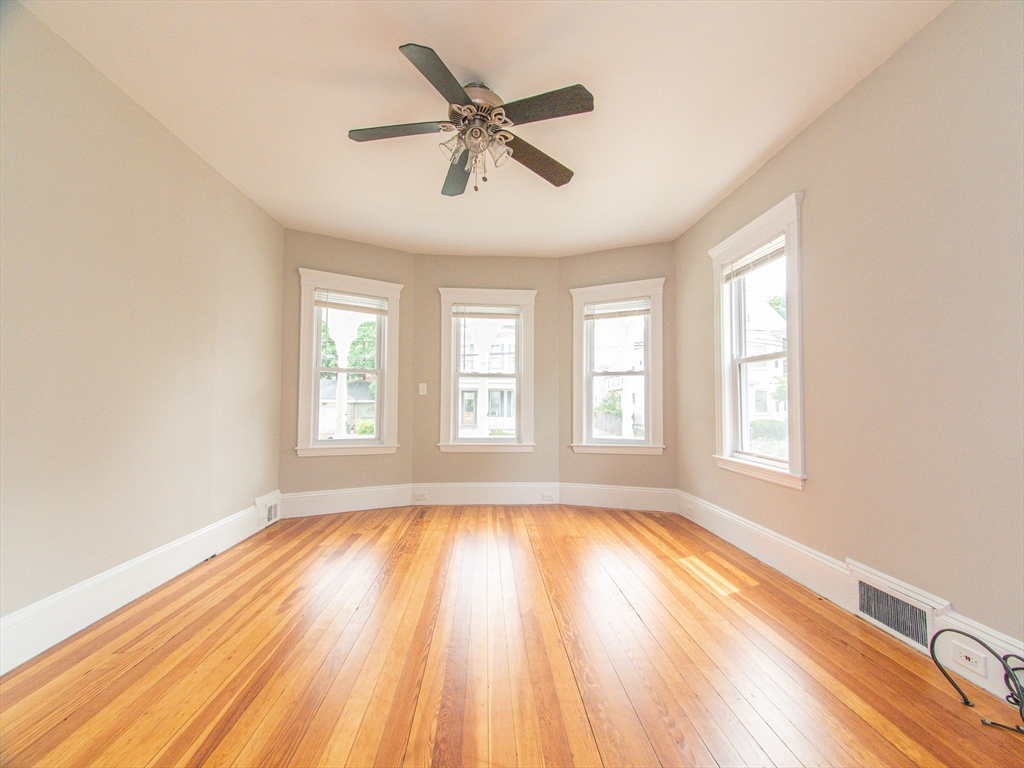 48 Oak Square Ave # 1