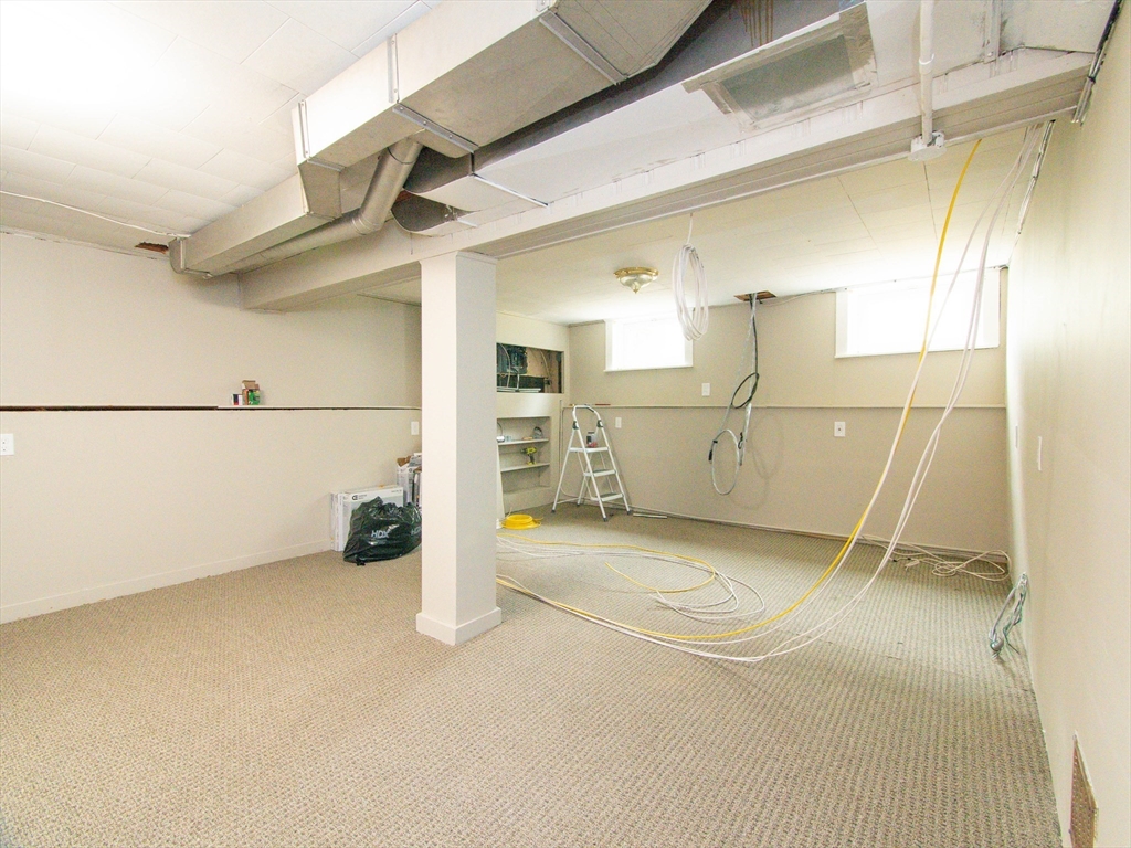 48 Oak Square Ave # 1
