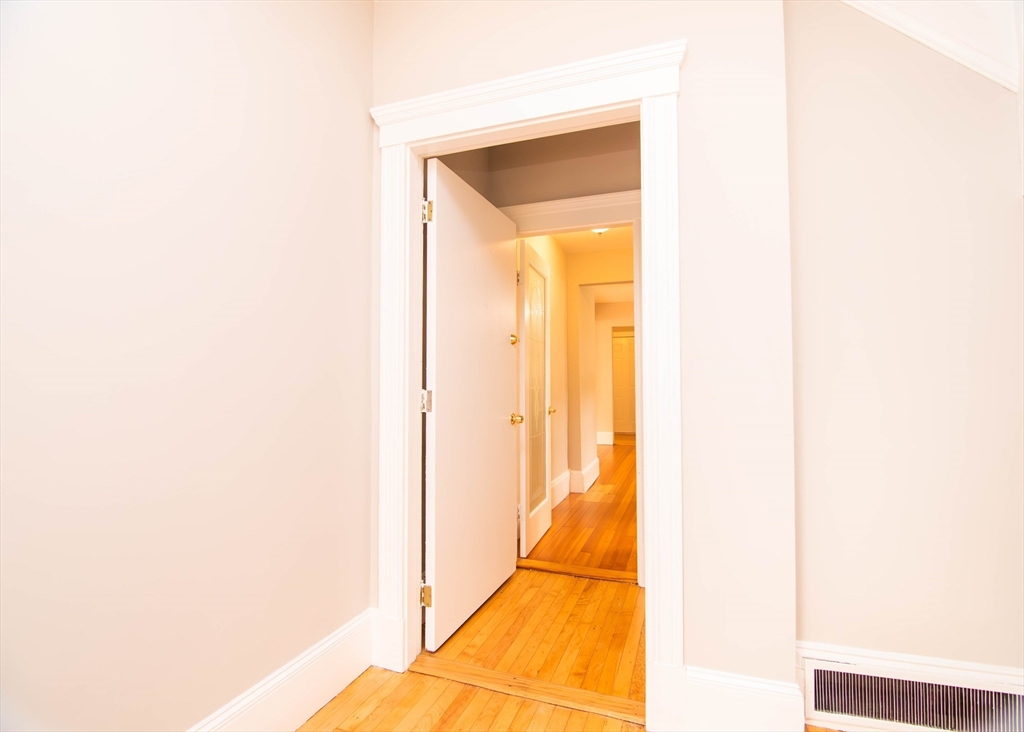 48 Oak Square Ave # 1