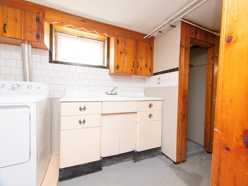 48 Oak Square Ave # 1