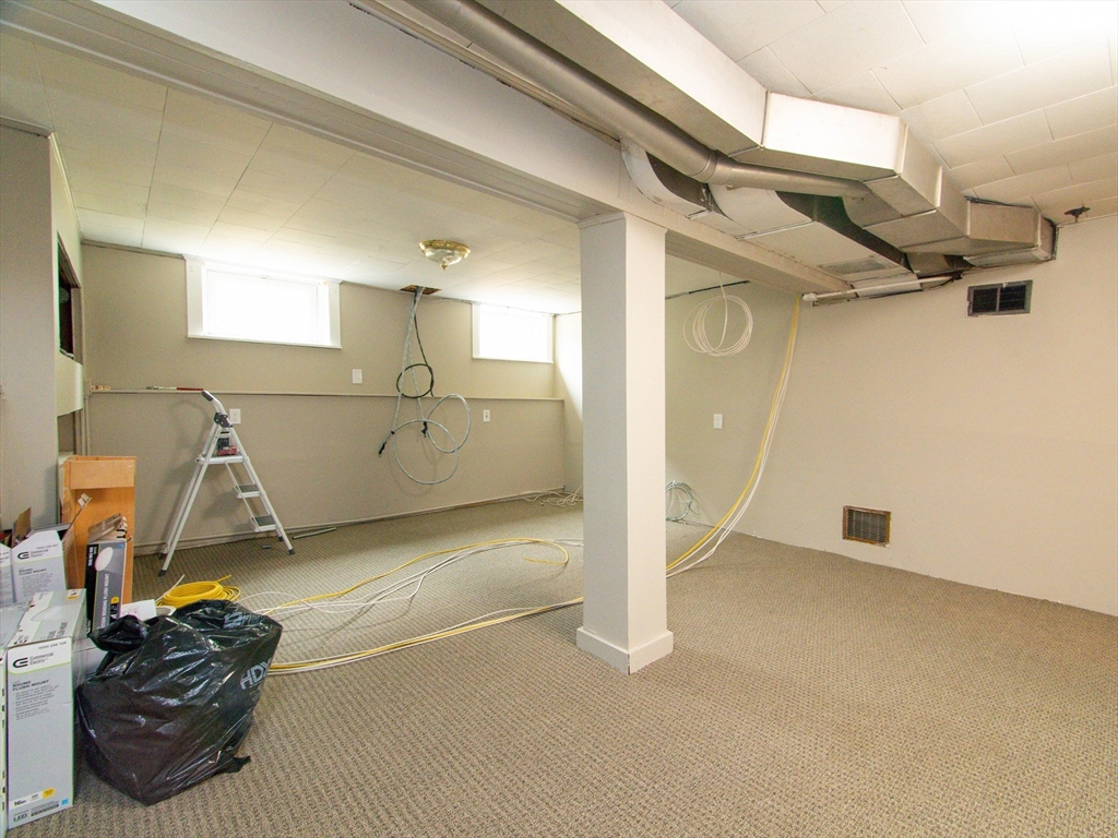 48 Oak Square Ave # 1