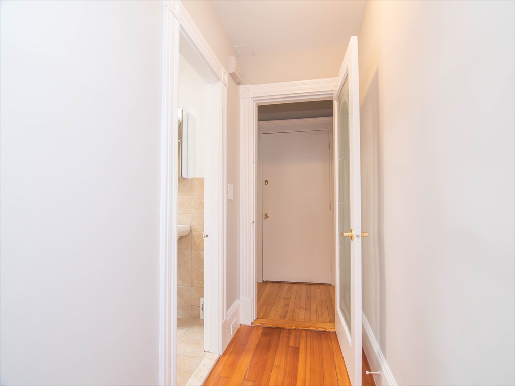 48 Oak Square Ave # 1