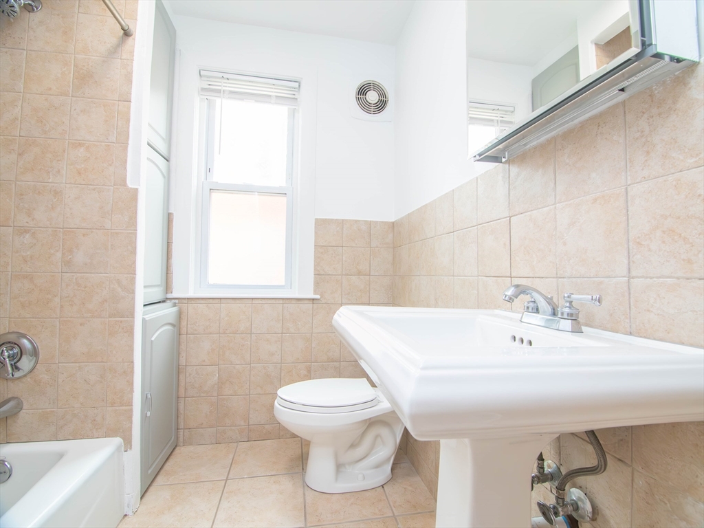 48 Oak Square Ave # 1