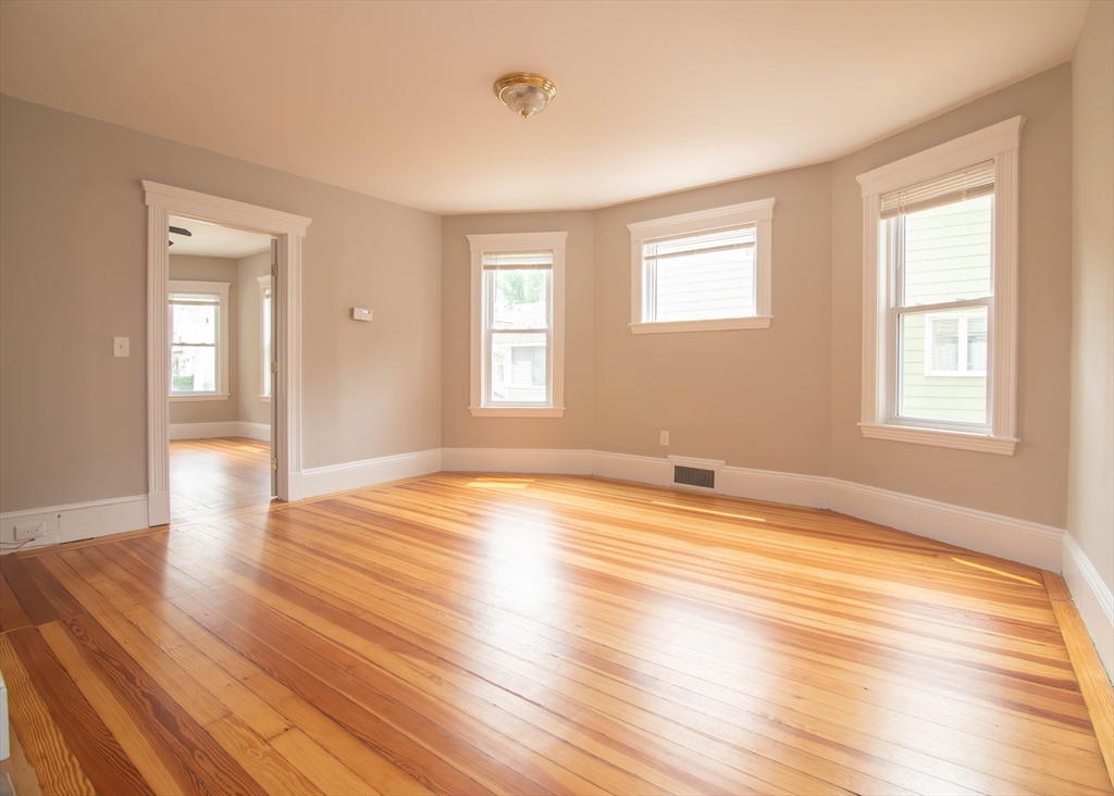 48 Oak Square Ave # 1