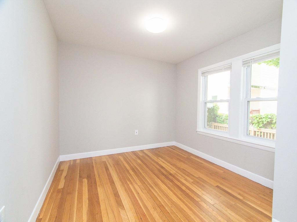 48 Oak Square Ave # 1