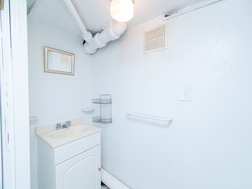 48 Oak Square Ave # 1