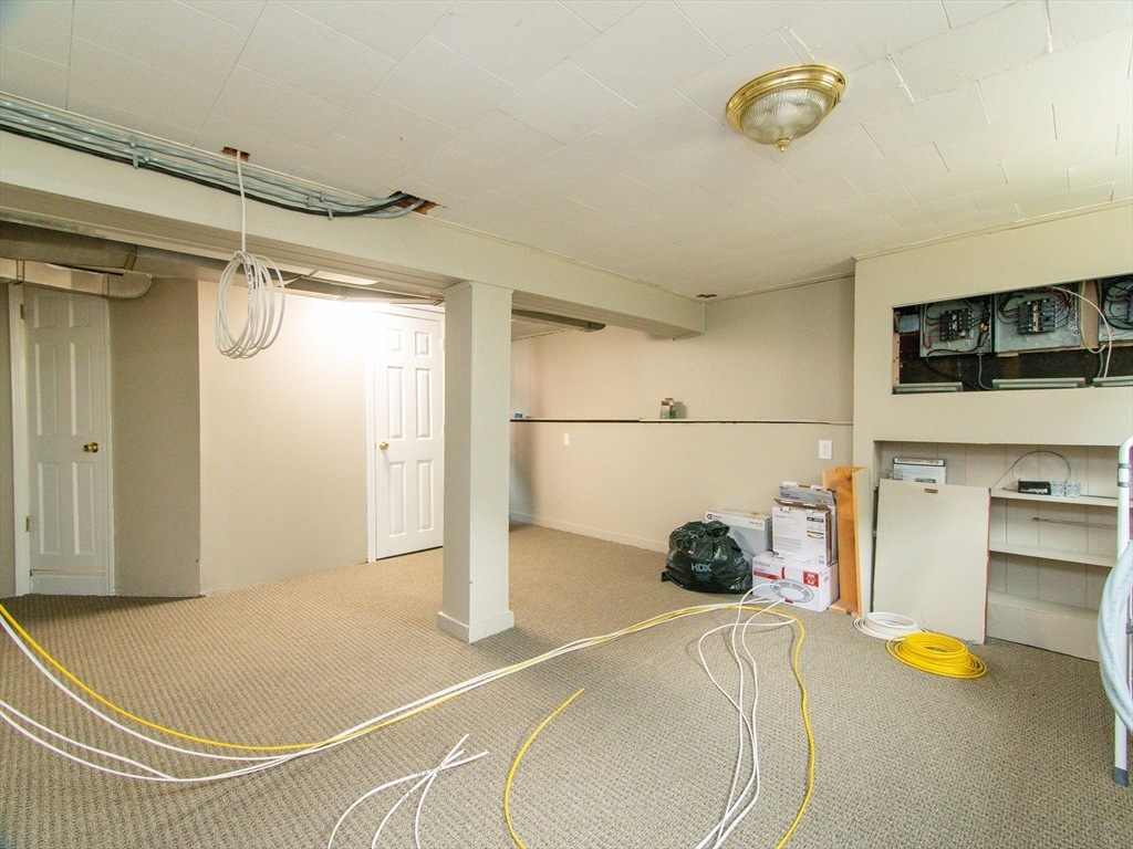 48 Oak Square Ave # 1