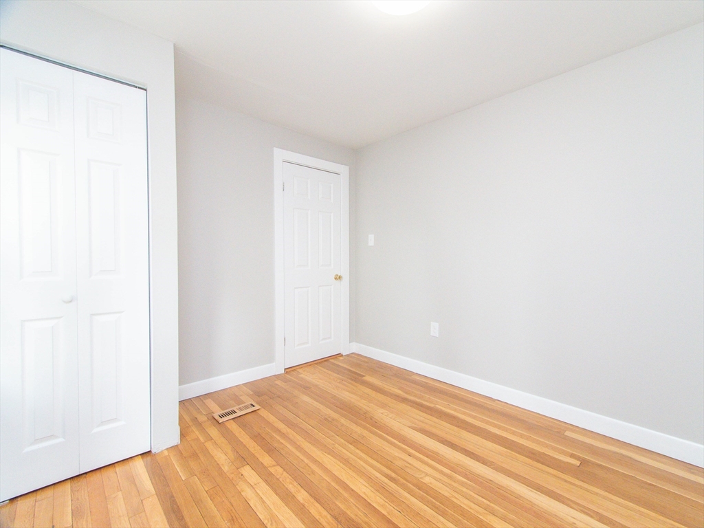 48 Oak Square Ave # 1