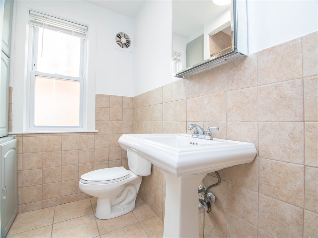 48 Oak Square Ave # 1