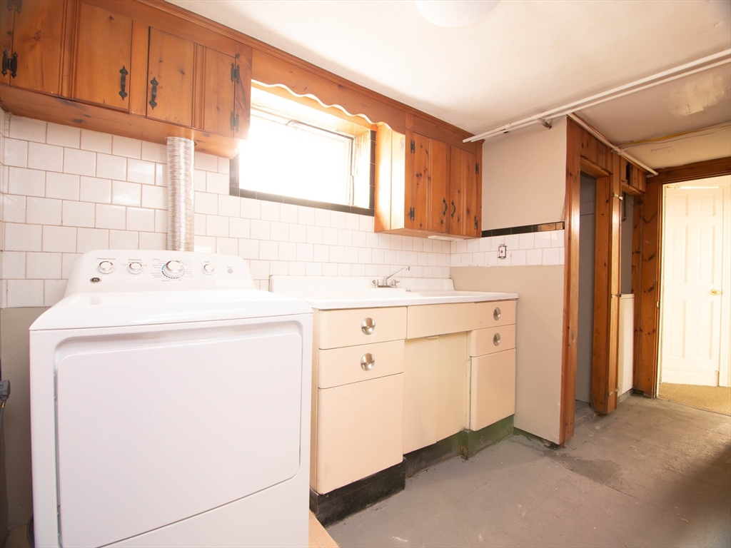 48 Oak Square Ave # 1