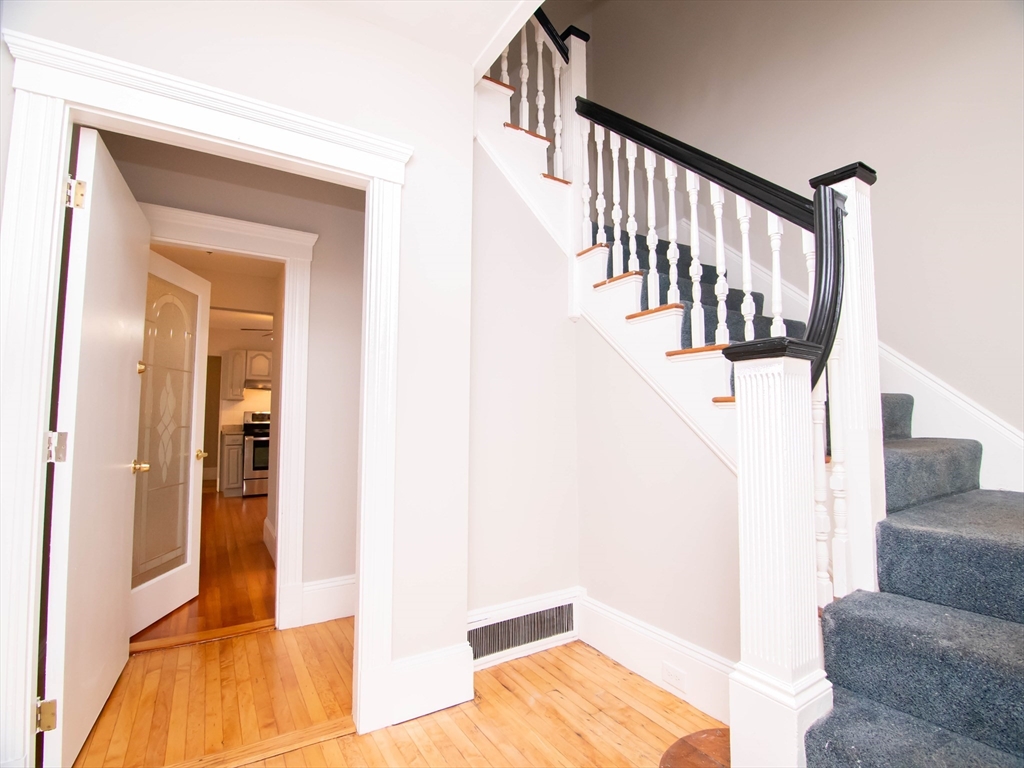 48 Oak Square Ave # 1