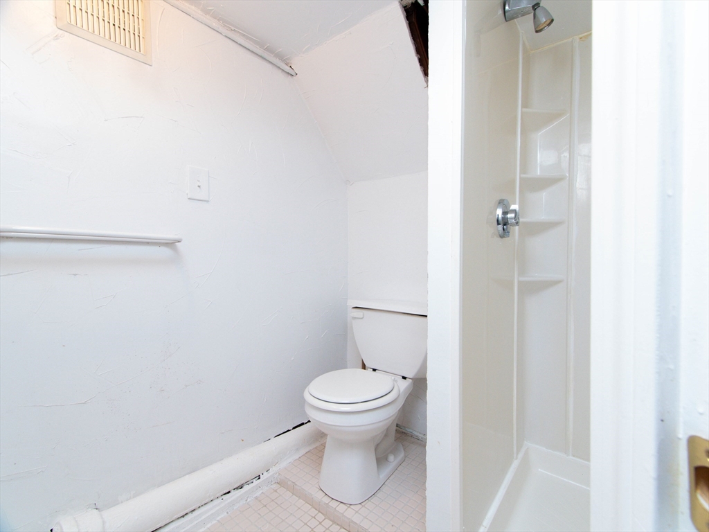 48 Oak Square Ave # 1