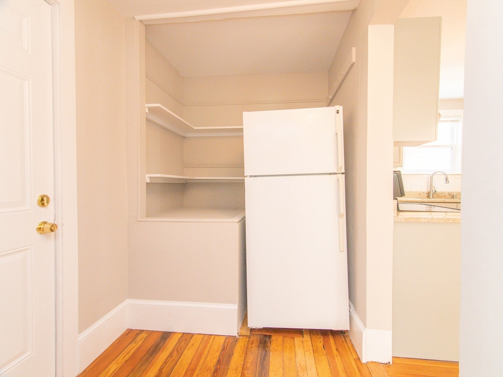 48 Oak Square Ave # 1