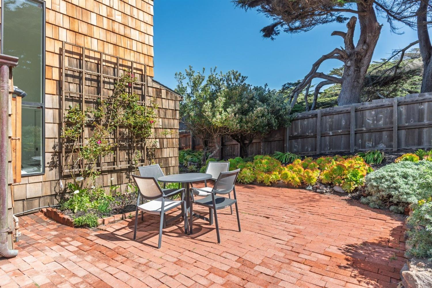 67 Black Point Reach