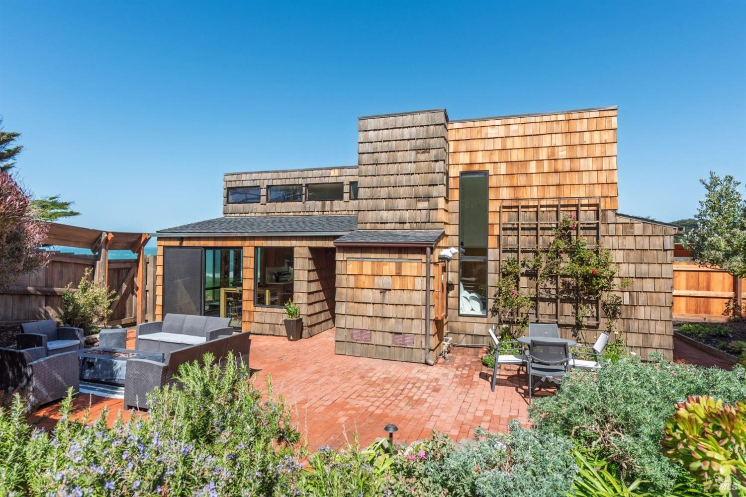 67 Black Point Reach