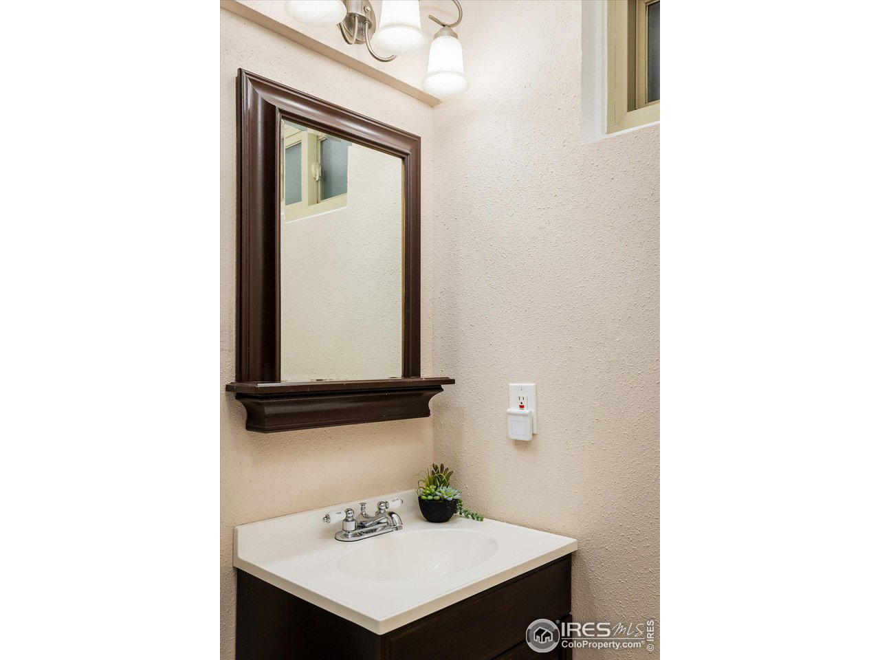 463 E 111th Pl