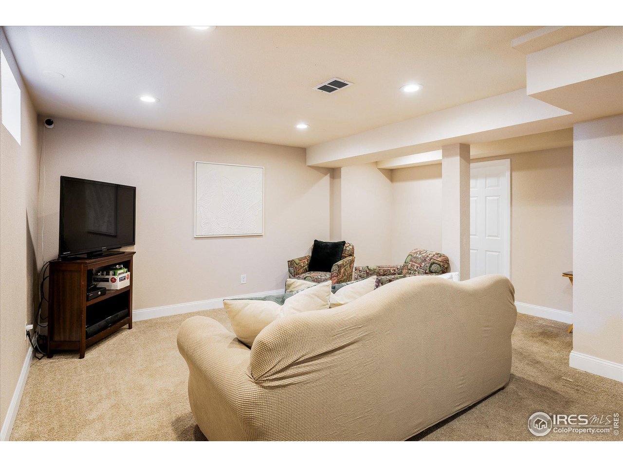463 E 111th Pl