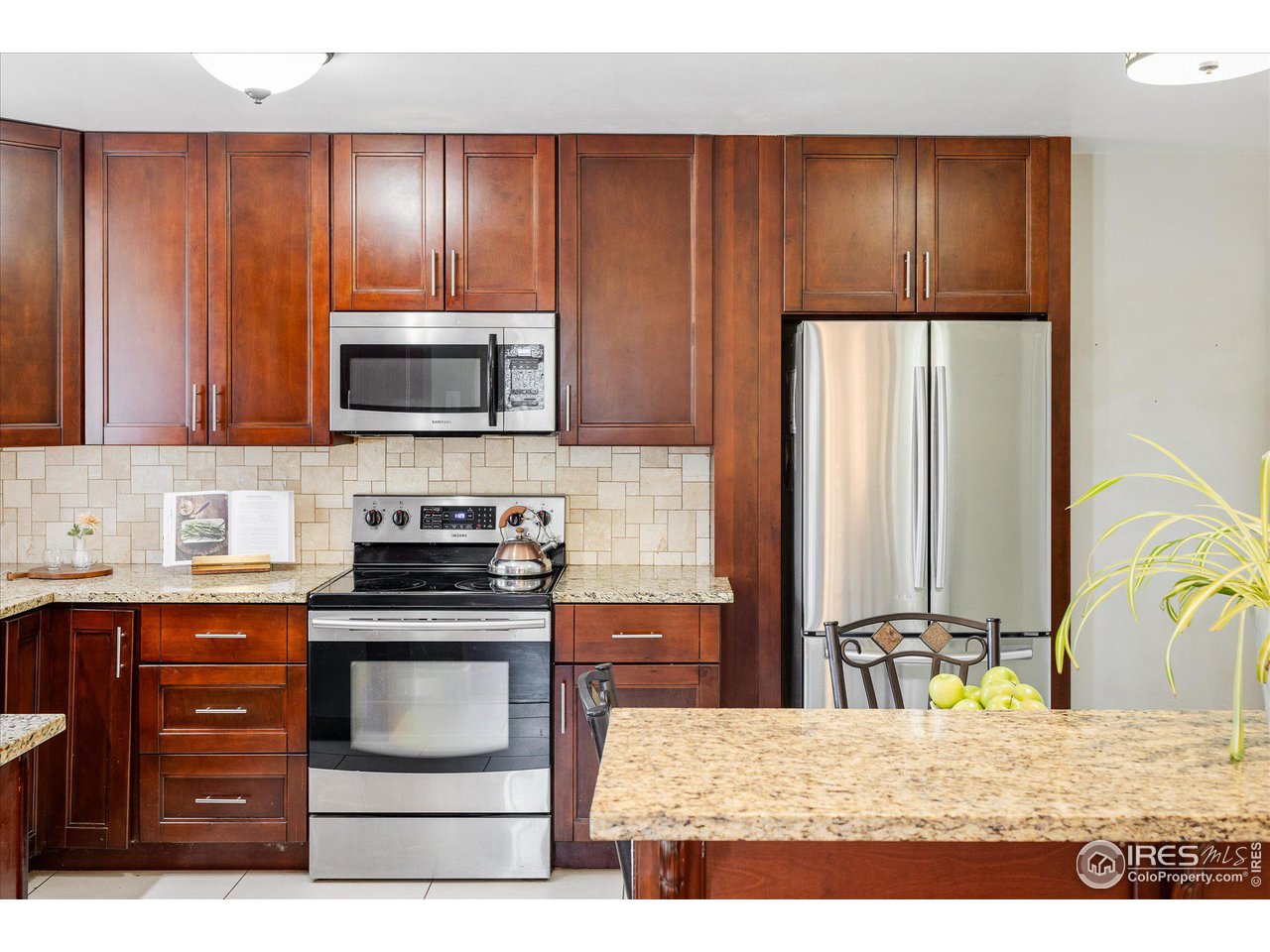 463 E 111th Pl