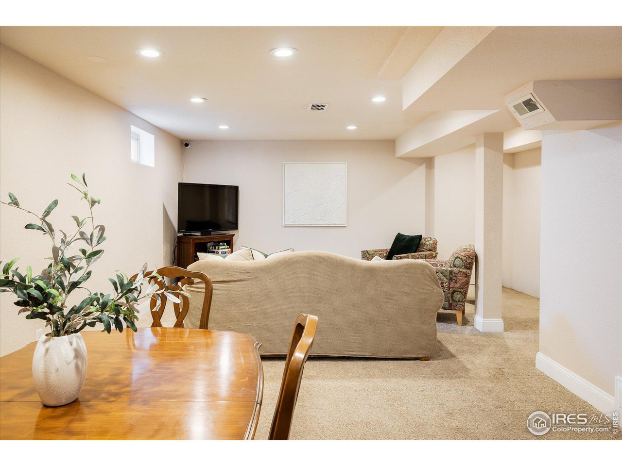 463 E 111th Pl