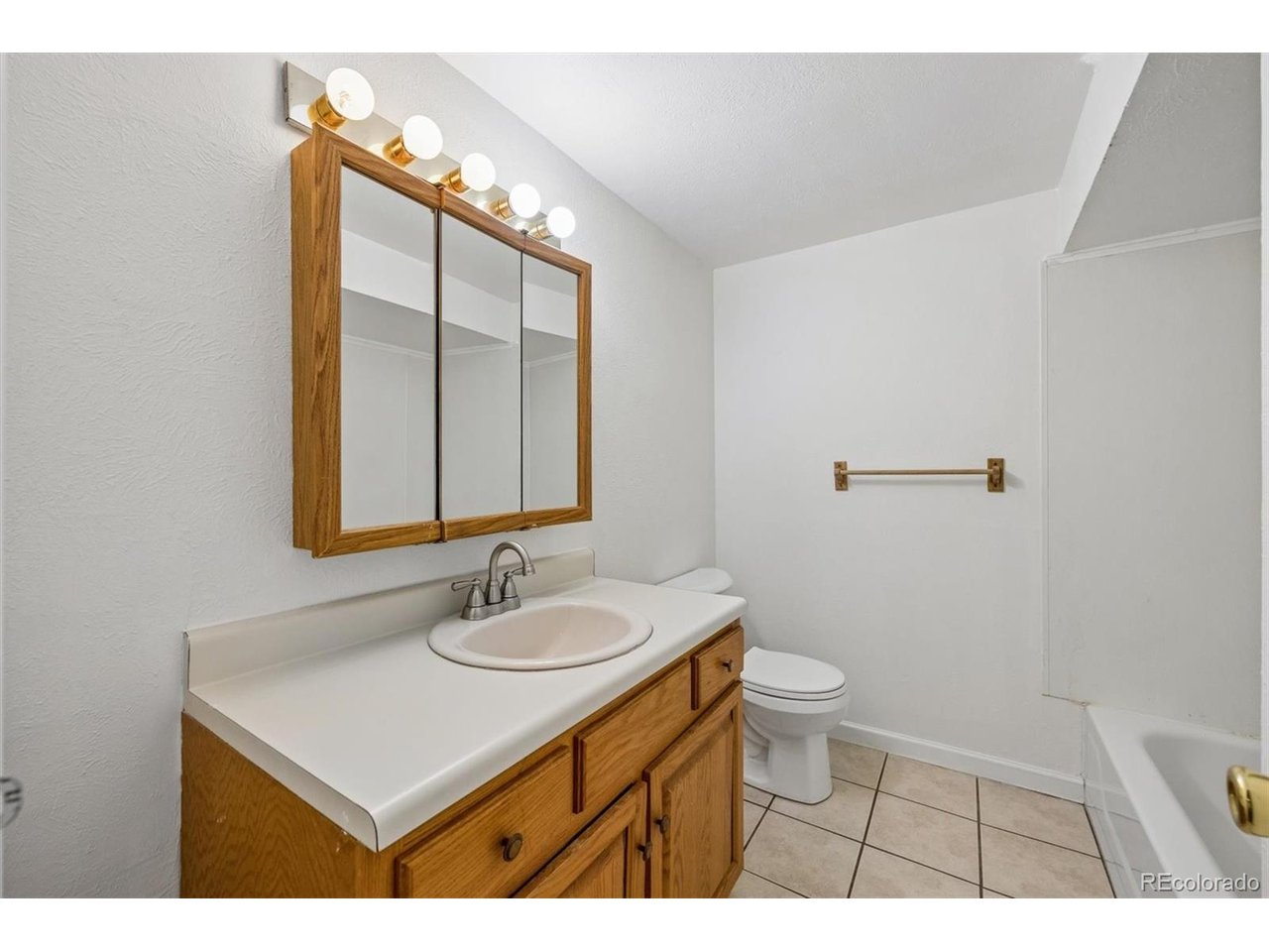 16 Amesbury St