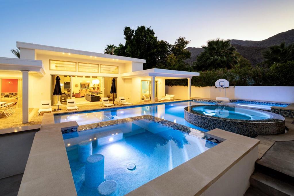 154 E Ocotillo Avenue