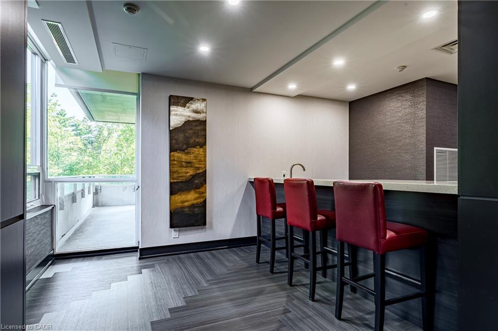 502-1055 Southdown Road Unit: 502