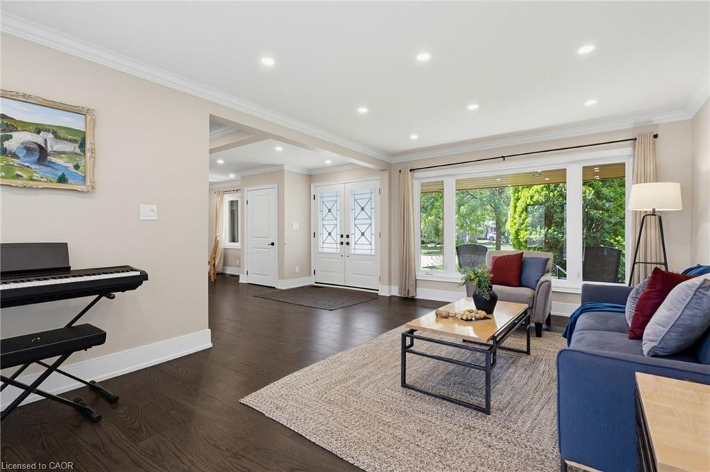 365 Cosburn Crescent